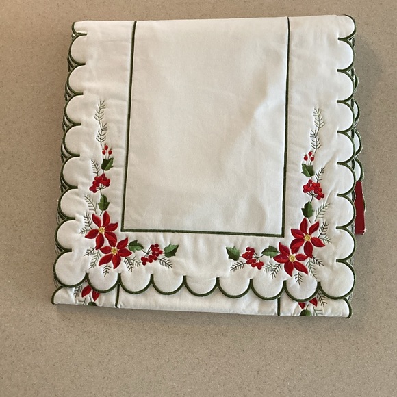 St. Nicholas Square 72” Table Runner New w/Tags - Picture 5 of 7